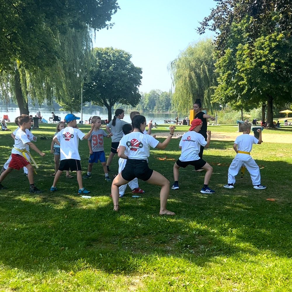 Gruppe Kinder ab 6 Jahren beim Tiger-Kids Kurs in der Hipp Kampfkunstschule Ulm Blautalcenter