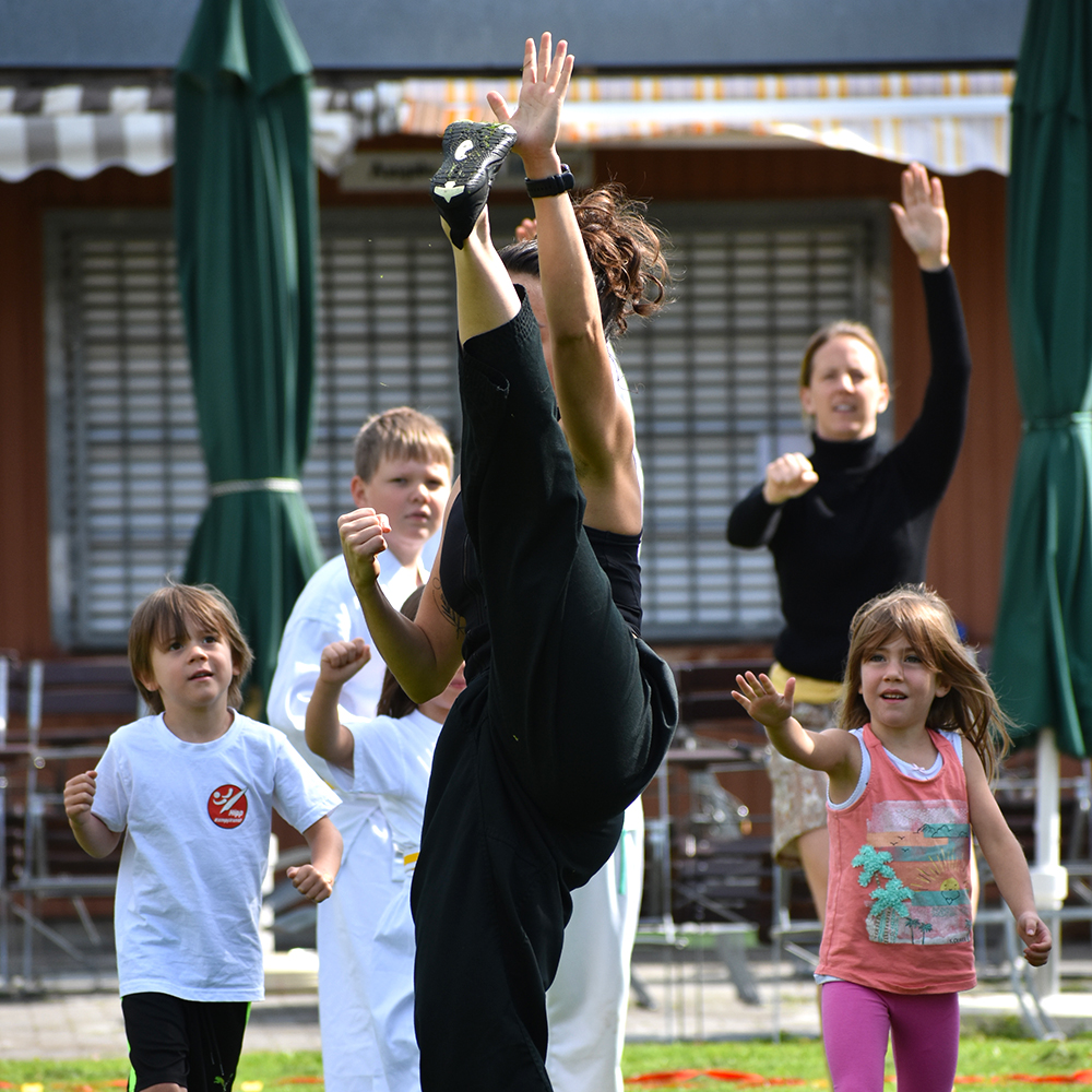 Trainerin gibt Kindern Kampfkunst-Unterricht im kostenlosen Sommerferienprogramm bei Hipp Kampfkunst Ulm