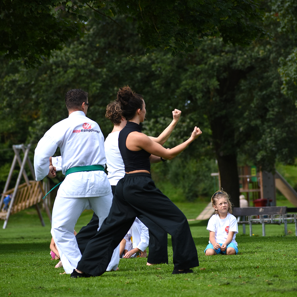 Trainerin gibt Kindern Kampfkunst-Unterricht im kostenlosen Sommerferienprogramm bei Hipp Kampfkunst Ulm